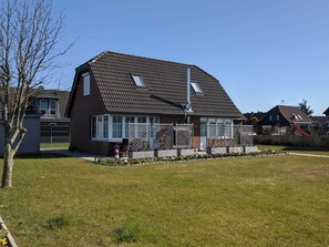 Eingezäuntes Ferienhaus mit Blick auf den Deich