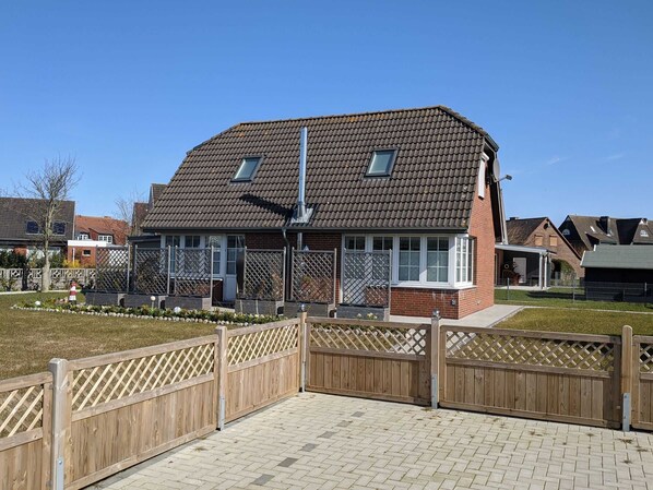 Eingezäuntes Ferienhaus mit Blick auf den Deich