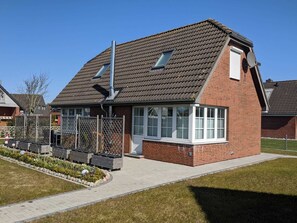 Eingezäuntes Ferienhaus mit Blick auf den Deich