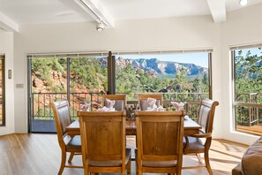 The dining area seats 6, plus extra seating at the breakfast bar