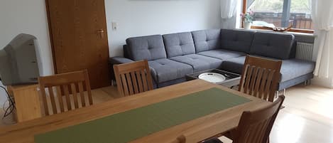 Ferienwohnung mit überdachtem großen Balkon-Wohn- Esszimmer