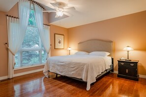 King bedroom - Five Point Cottage - Niagara-on-the-Lake.jpg