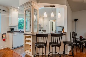 Dining room off of kitchen - Five Point Cottage - Niagara-on-the-Lake