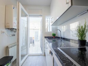 Gebäude, Cabinetry, Countertop, Zapfhahn, Küche, Interior Design, Haus, Pflanze, Fussboden, Flooring