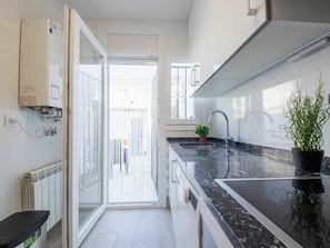 Gebäude, Cabinetry, Countertop, Zapfhahn, Küche, Interior Design, Haus, Pflanze, Fussboden, Flooring