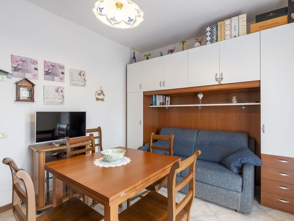 Table, Furniture, Property, Couch, Picture Frame, Building, Interior Design, Lighting, Wood, House