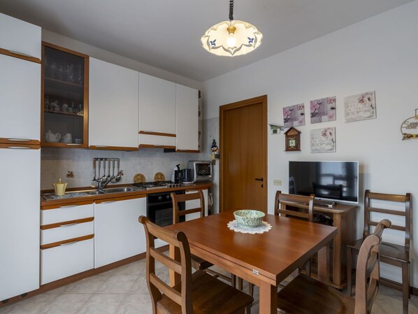 Tabelle, Möbel, Eigentum, Stuhl, Bilderrahmen, Cabinetry, Holz, Interior Design, Beleuchtung, Gebäude