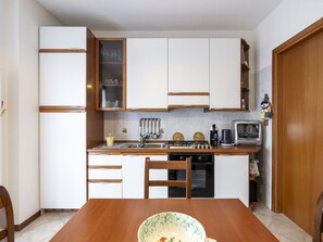 Möbel, Cabinetry, Tabelle, Eigentum, Countertop, Küche, Küchengerät, Stuhl, Herd, Sinken