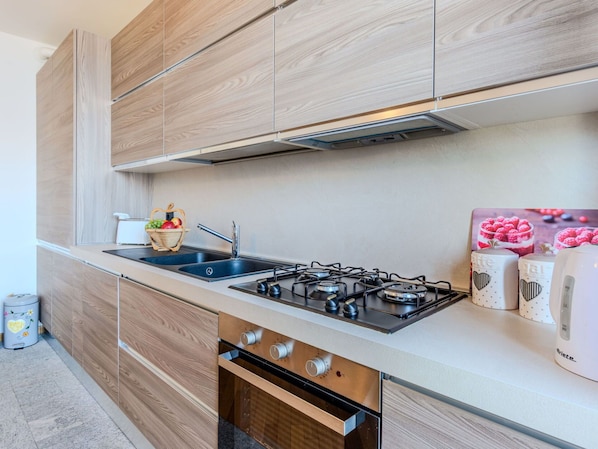 Cuisine, Appareil De Cuisine, Comptoir, Principaux Appliance, Bois, Cabinetry, Sol, Design Intérieur, Électroménager, Cuisinière