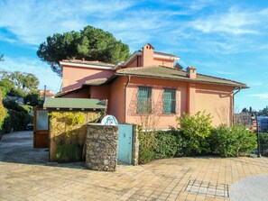 Property, Home, House, Residential Area, Real Estate, Building, Sky, Architecture, Roof, Neighbourhood