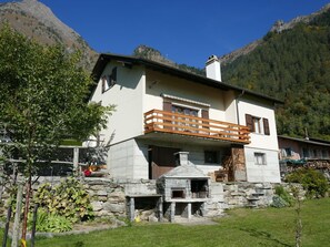Plant, Sky, Building, Window, Property, Mountain, Tree, House, Vegetation, Land Lot