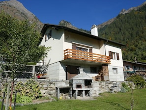 Plant, Sky, Building, Window, Property, Mountain, Tree, House, Vegetation, Land Lot