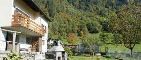 Himmel, Pflanze, Gebäude, Berg, Eigentum, Fenster, Natur, Natürliche Landschaft, Haus, Baum