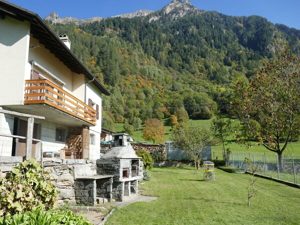 Himmel, Pflanze, Gebäude, Berg, Eigentum, Fenster, Natur, Natürliche Landschaft, Haus, Baum