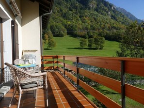 Himmel, Pflanze, Gebäude, Natur, Veranda, Baum, Holz, Natürliche Landschaft, Die Architektur, Vegetation