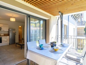 Table, Propriété, Meubles, Fenêtre, Vaisselle, Bleu Azur, Chaise, Bois, Design Intérieur, Bâtiment