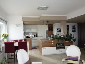 Zimmer, Möbel, Eigentum, Interior Design, Gebäude, Wohnzimmer, Decke, Haus, Fussboden, Tabelle
