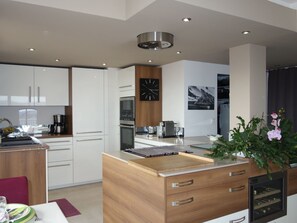 Möbel, Zimmer, Countertop, Cabinetry, Küche, Eigentum, Decke, Interior Design, Gebäude, Haus