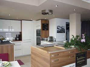 Möbel, Zimmer, Countertop, Cabinetry, Küche, Eigentum, Decke, Interior Design, Gebäude, Haus