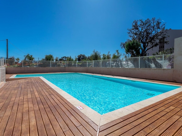 Wasser, Himmel, Daytime, Schwimmbad, Azurblau, Rechteck, Holz, Pflanze, Gebäude, Flooring