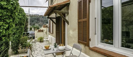 Plant, Property, Window, Building, Houseplant, Flowerpot, Interior Design, Shade, Chair, Architecture