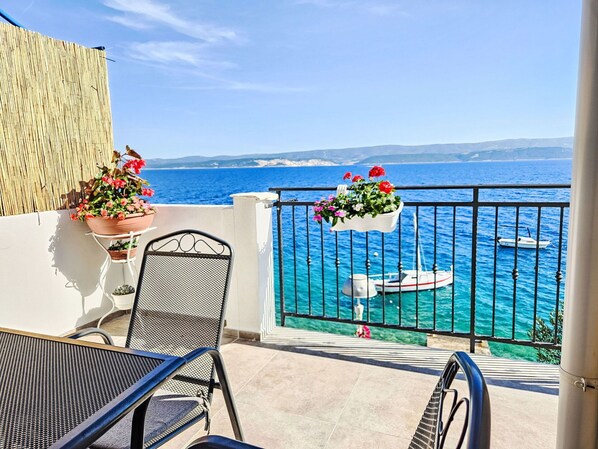 L'Eau, Ciel, Plante, Fleur, Bâtiment, Propriété, Pot De Fleur, Bleu Azur, Bleu, Chaise