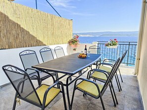 Table, Meubles, Ciel, L'Eau, Propriété, Tableau De Plein Air, Chaise, Bleu Azur, Ombre, Mobilier De Jardin