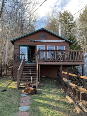 Front deck with fenced in yard for animals.