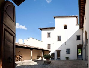 The apartment from the courtyard