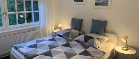 Schlafzimmer 1