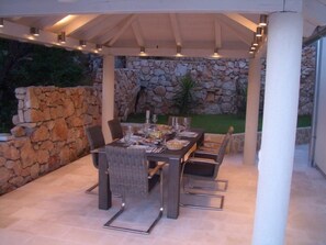 Outdoor eating
