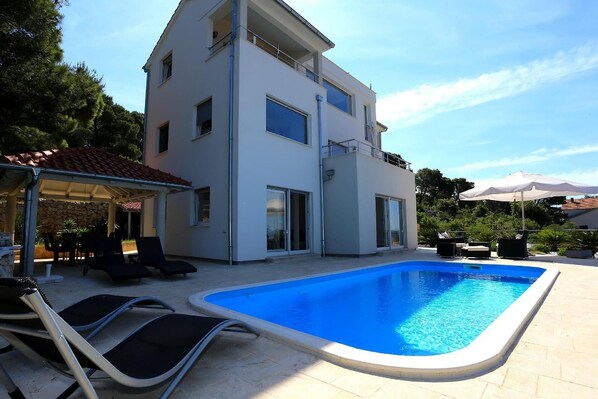 Ground floor apartment with spacious deck