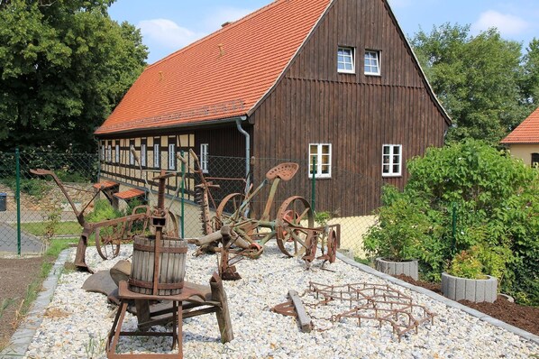 Außenansicht des Gebäudes. Blick zum Haus mit Freiluftmuseum