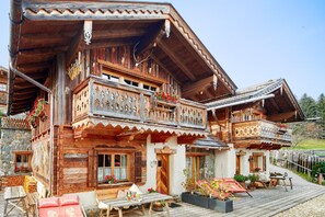 eigene Sonnenterrasse mit Grillplatz vor/neben jedem Chalet