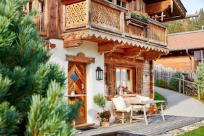 Hütten von außen mit großer Terrasse
