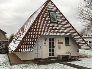 Außenansicht des Gebäudes. Eingangsbereich im Winter