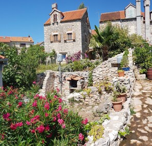 Außenansicht des Gebäudes. Ein breiteres Blick auf das Haus aus dem Suden