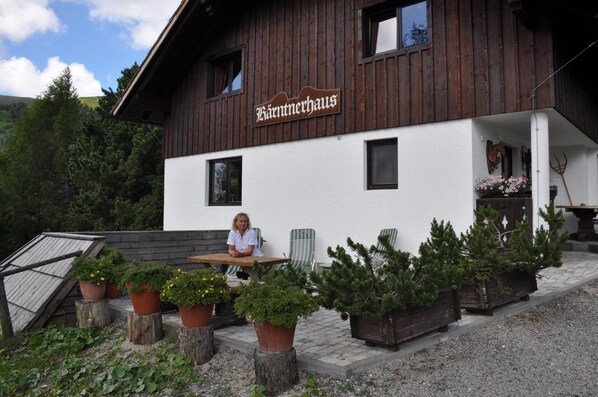 Aussenansicht der Wohnung, bzw. Terrasse mit Sitzecke und Griller