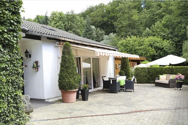 Außenansicht des Gebäudes. ebenerdiger Bungalow mit Terrasse