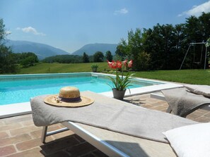 Pool und Ausblick auf die umliegenden Berge