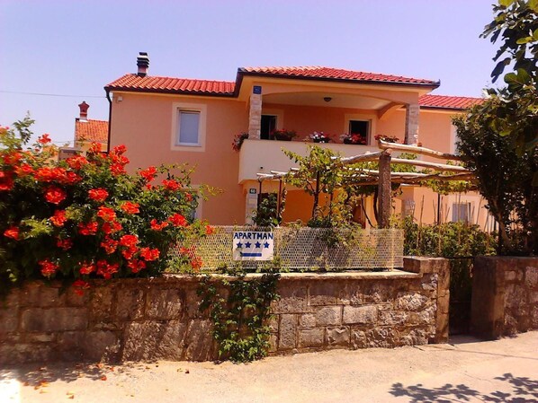 house with the apartments