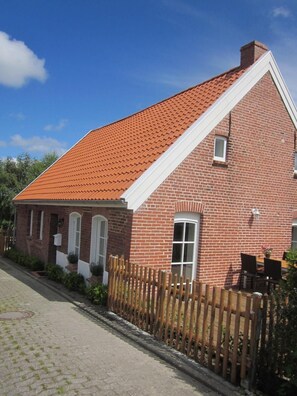 Außenansicht des Gebäudes. Freistehendes Haus mit Terrasse u. Garten