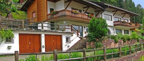 La casa è immersa dal verde a ridosso del bosco