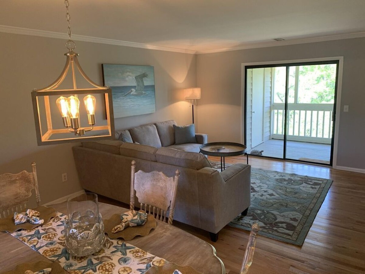 Updated 2 BR/2BA! Screened Porch! Neighborhood Pool! Amenity Cards!
