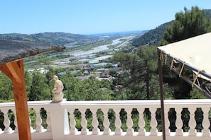 Vue panoramique sur la vallée et mer