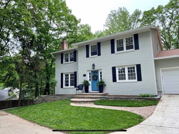 Welcome to your home away from home in beautiful Fairfax, Virginia! 