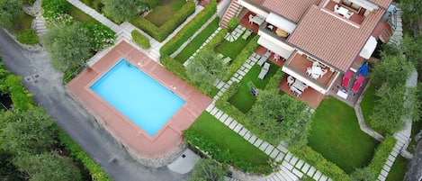 Esterno dell'edificio. Vista dall'alto con drone