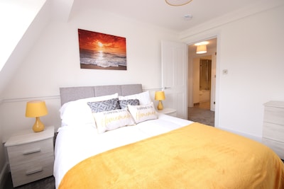 Beautiful Serviced Apartment in Leatherhead top floor