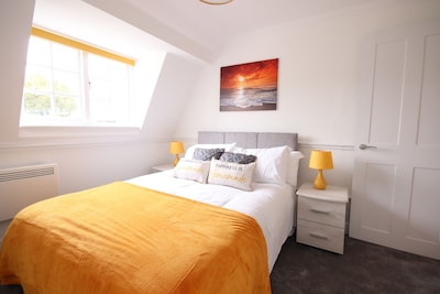 Beautiful Serviced Apartment in Leatherhead top floor