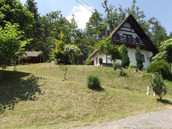 Direkte Umgebung des Objekts. Ferienhaus mit Pasrkplatz und Hof